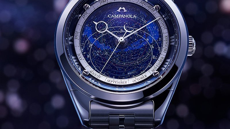 青い夜空に広がる星々を腕に載せる。「カンパノラ」コスモサインの